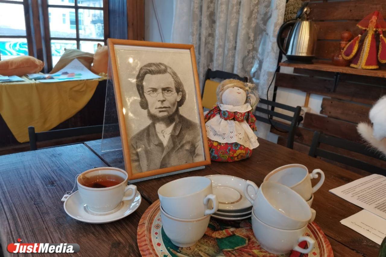 В Екатеринбурге новый формат экскурсий - чаепитие-story. Нам рассказали об авторе первого уральского хоррора  - Фото 1