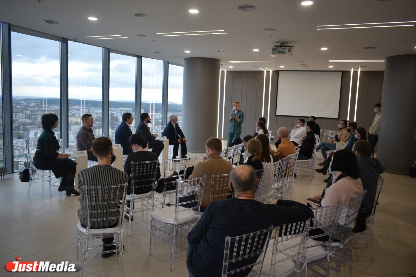«Как нам сделать так, чтобы и люди не умирали, и малый и средний бизнес не страдал?» Уральские предприниматели провели круглый стол о проблеме QR-кодов - Фото 1