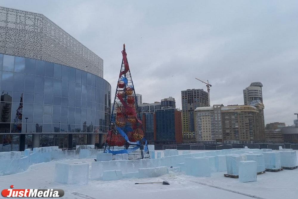 Макулатура, елка «Атомстройкомплекса» и удивленное лобби. Вместе с главным художником Екатеринбурга оцениваем городской декор - Фото 1