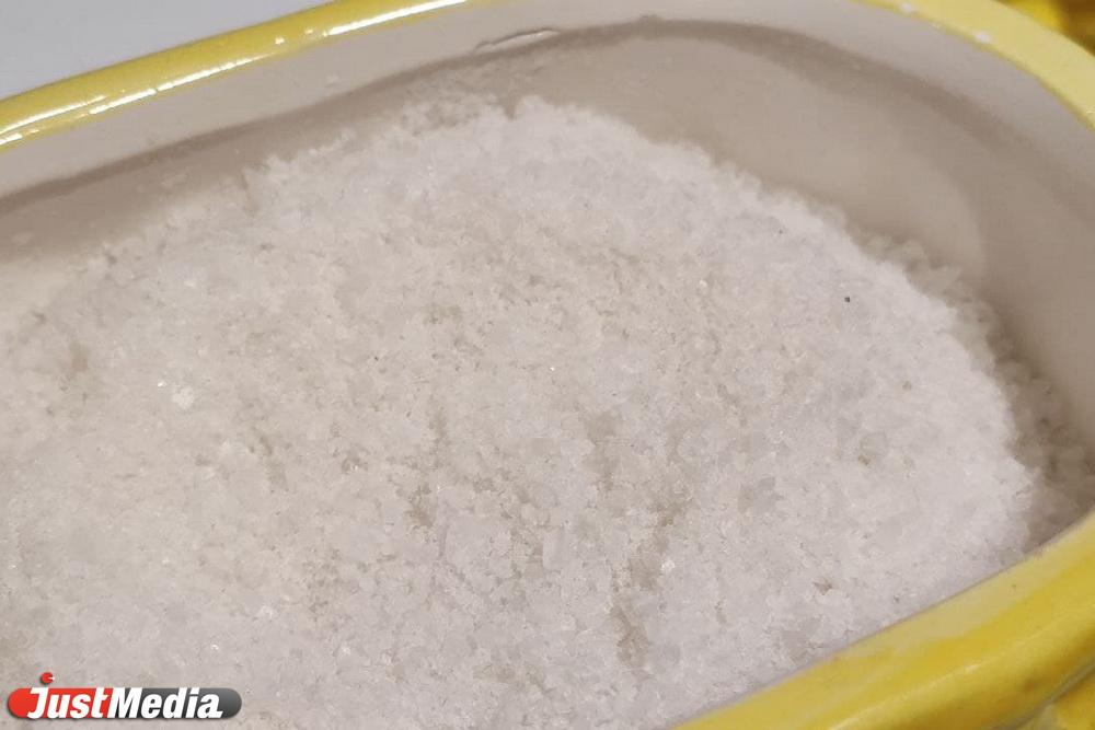 Зачем в новогоднюю ночь сыплют соль перед порогом - Фото 1