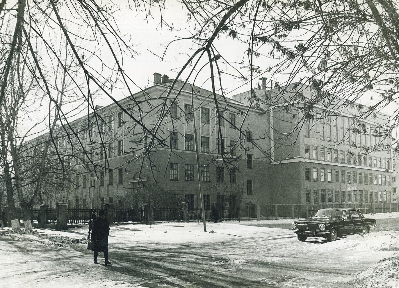 Учителя жили прямо в школе, а ученики сдавали в аптеку сушеный подорожник. История первой послевоенной школы Свердловска - Фото 1