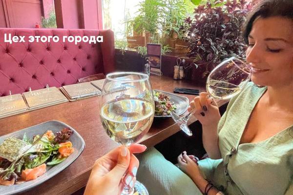 ТОП-5 «свежих» мест для ужина в Екатеринбурге. Где бонусом наливают литр сангрии, подают сугудай в замороженном яблоке и не экономят на креветках - Фото 1