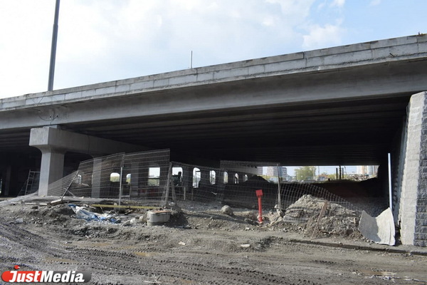 Жители Екатеринбурга не могут дождаться отремонтированных мостов и эстакад. Репортаж со строительных площадок - Фото 1