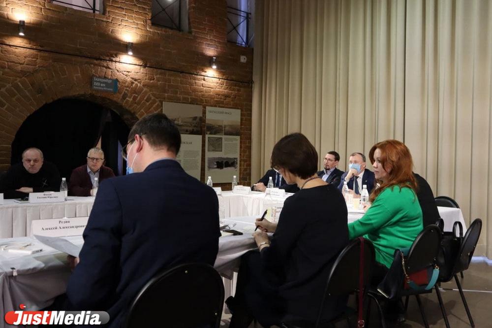 Неравнодушные граждане Екатеринбурга обсудили установку новых скульптур и возвращение Краснознаменной группы - Фото 1