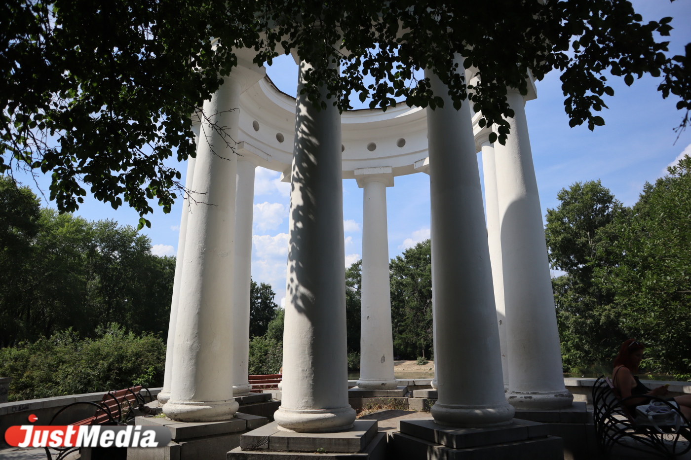 Громкие празднества, дурная слава и полный спирта пруд. ТОП-7 нескучных фактов о Харитоновском парке - Фото 1