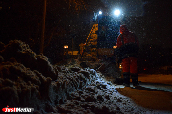 Пять машин на один сугроб. Как убирают снег в Екатеринбурге ночью - Фото 1