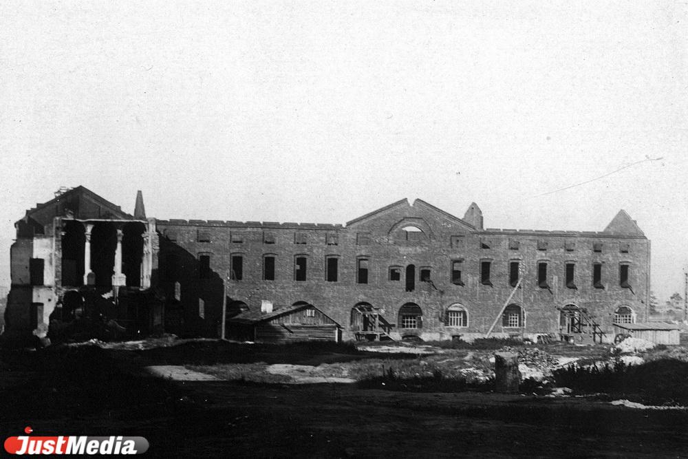 «Во время учений по Гражданской обороне здание института взорвали». История первой крупной заброшки Екатеринбурга #Втузгородок - Фото 1