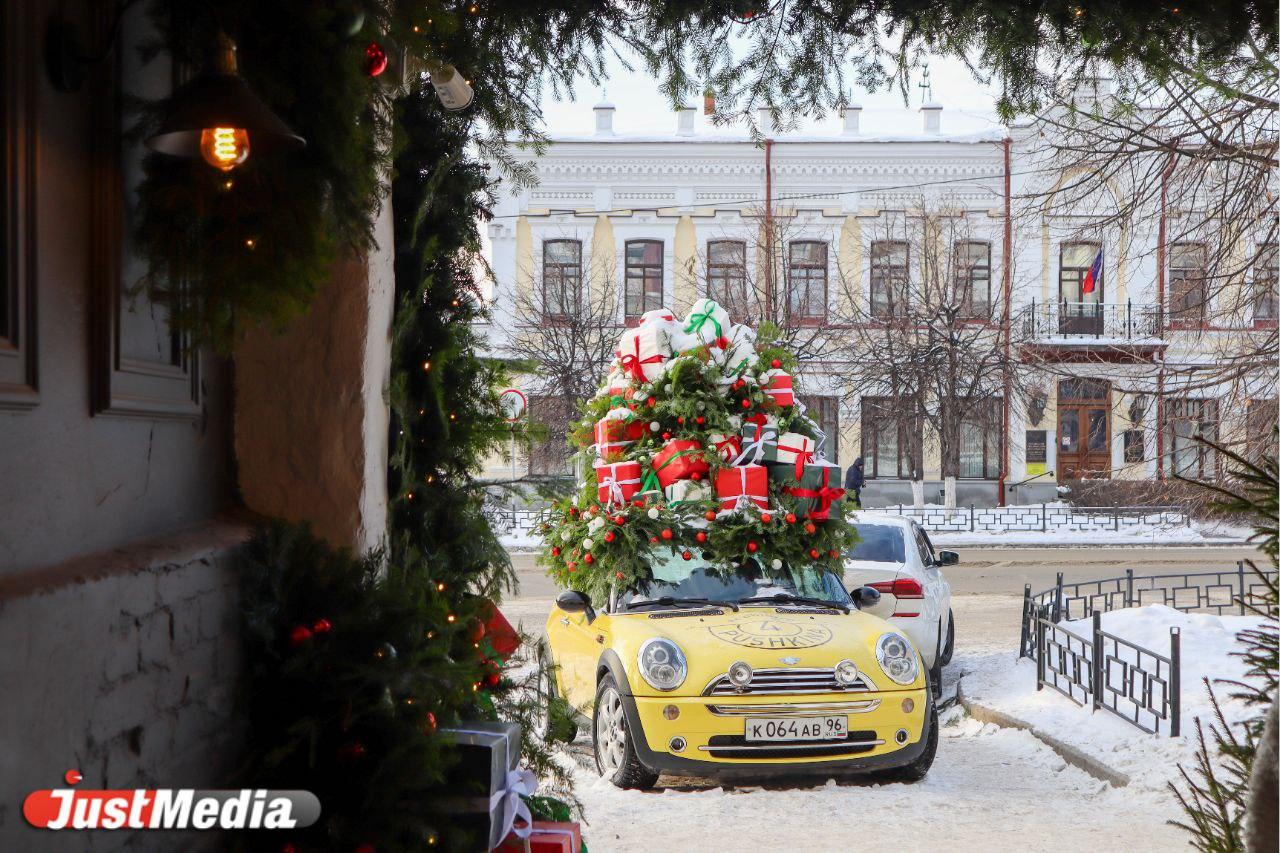 «Тренды однозначны ─ все хотят украсить вход елью, хвоей и игрушками». Знакомимся с ярким новогодним декором ресторанов и кафе Екатеринбурга - Фото 1