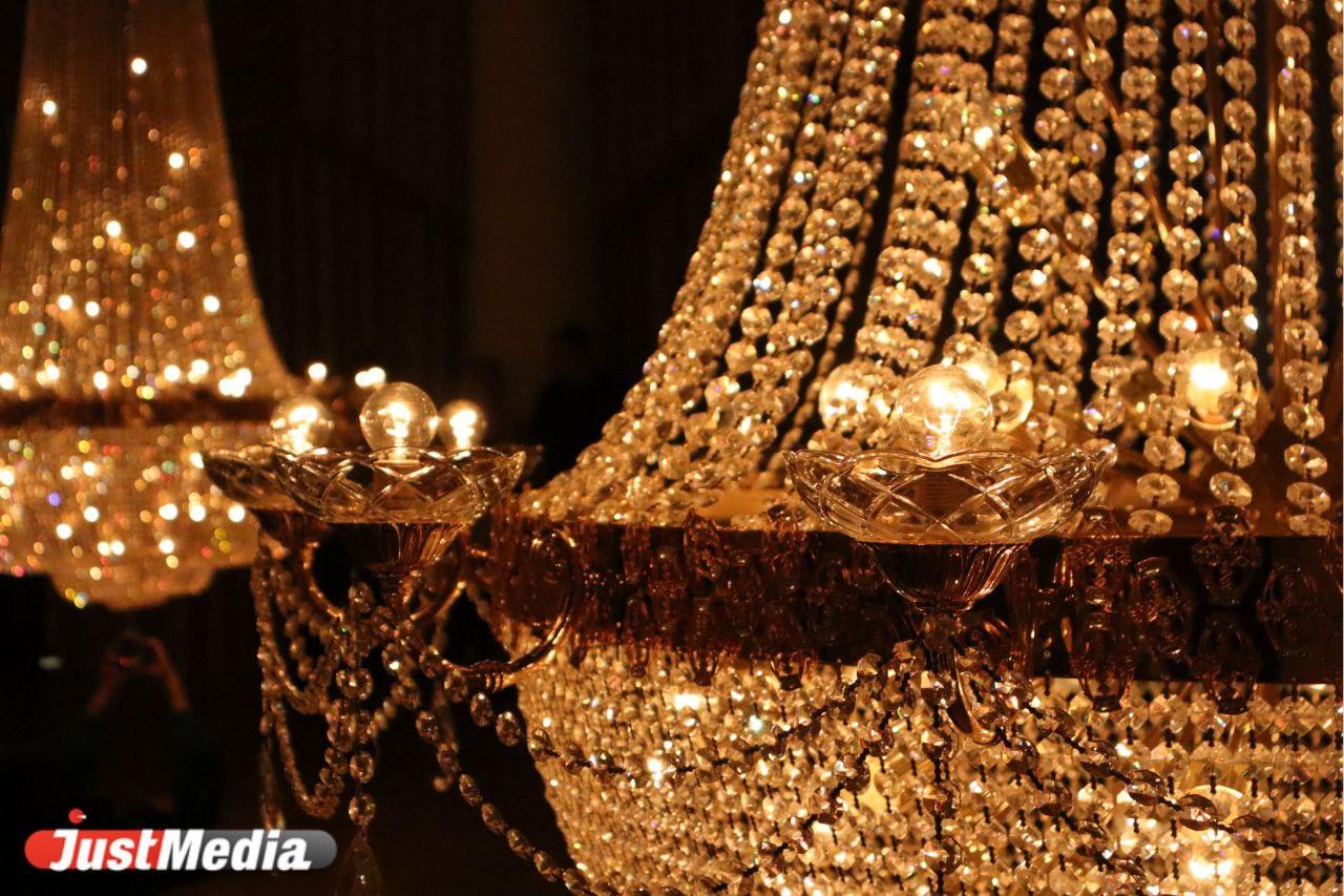 В Свердловской филармонии к паркету спустили люстры из богемского стекла - Фото 1