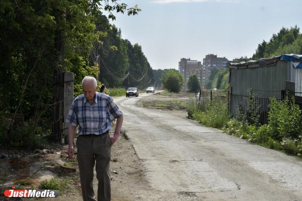 Опасно и неудобно. Почему на Уктусе нужна новая дорога на Рощинской - Фото 1