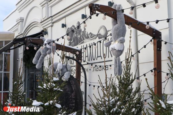 Зайцы на виселице, кольца из бумаги и уставшие Санты. Знакомимся с самым странным новогодним декором в Екатеринбурге - Фото 1