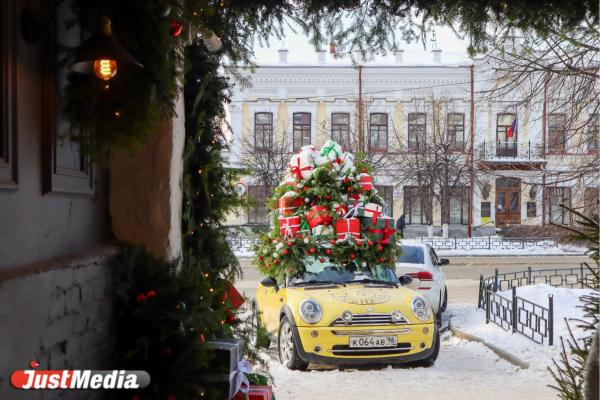«Тренды однозначны ─ все хотят украсить вход елью, хвоей и игрушками». Знакомимся с ярким новогодним декором ресторанов и кафе Екатеринбурга - Фото 1