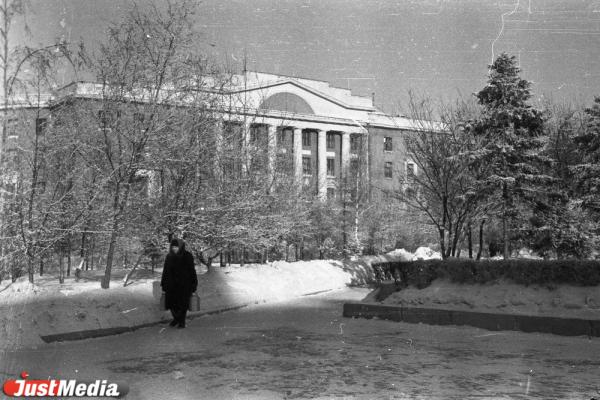 «Лишь одинокий трамвай с трудом шел по маршруту, свидетельствуя о том, что город живет». Погодные рекорды новогодних праздников в Свердловске и Екатеринбурге - Фото 1