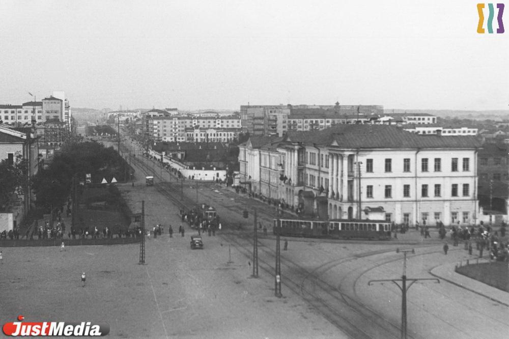 Здание-лабиринт, кирха с кладбищем и самая крупная заброшка в центре города. 10 интересных фактов о проспекте Ленина в Екатеринбурге - Фото 1