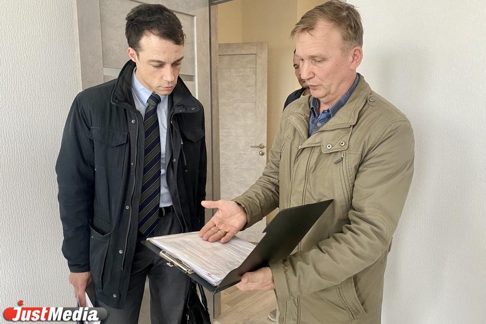 «У них была нотариальная доверенность, но это ничего не значит». В Екатеринбурге застройщик не пустил в квартиру независимого приемщика - Фото 1