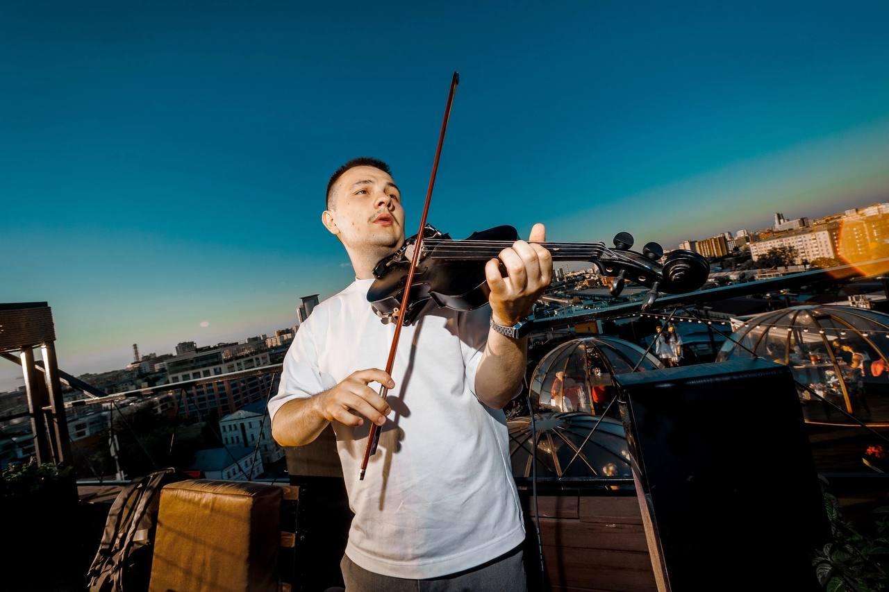 «Вдохновением послужил сам режиссер»: композитор Артем Малков из Верхней Пышмы написал музыку к фильму «Иммигрант» - Фото 1