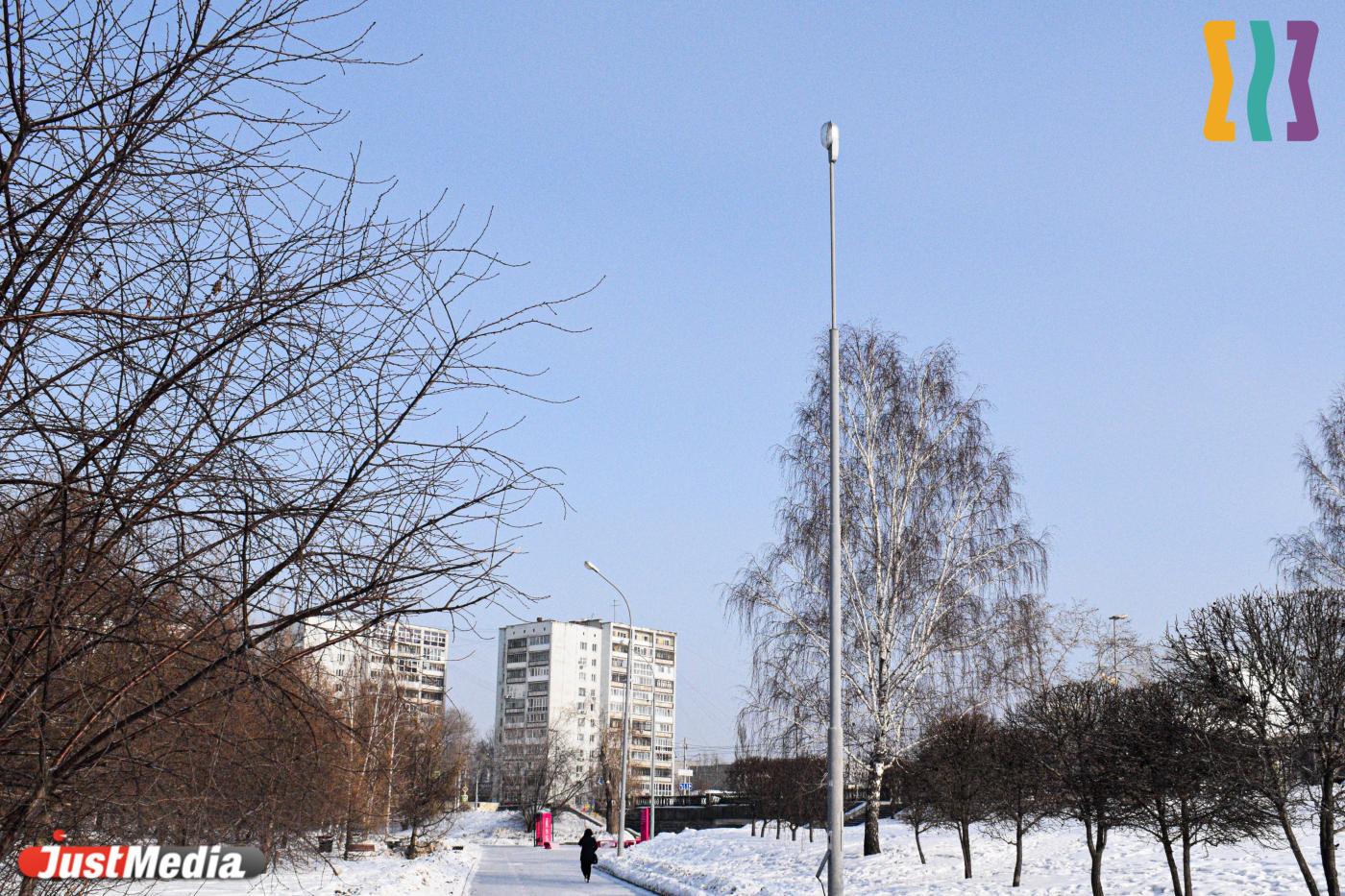 Гордый фонарь, как напоминание екатеринбуржцам, что не стоит сгибаться под тяжестью обстоятельств - Фото 1