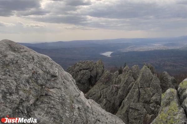 Каменные перья, оглушающее эхо и тропы для новичков и для опытных туристов. Идем в поход на Таганай. JustTrip