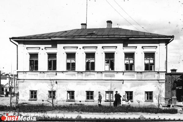 От гостиницы с солнечными часами через площадь к приюту для сирот. Какой была Хохрякова в Екатеринбурге более 100 лет назад