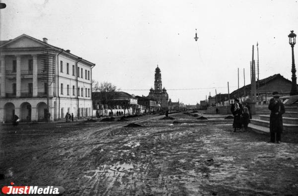 Трамваи вместо лошадей — на Цыганской, жилой дом на месте храма – на Мельковской. Площади, которых больше нет в Екатеринбурге