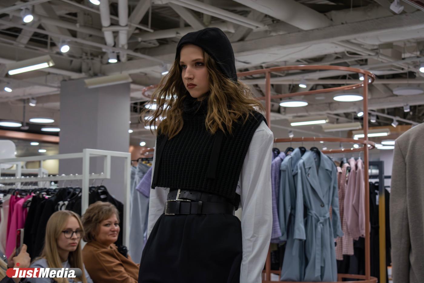 Платья-фартуки, самурайские штаны-юбки и бомберы для красивых тел. В «Гринвиче» прошел закрытый показ мод - Фото 1