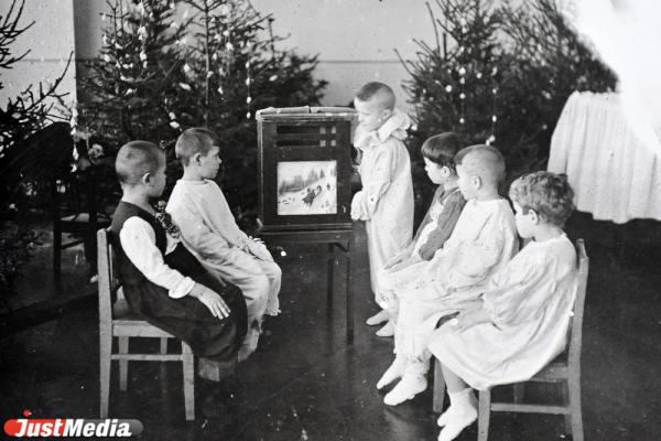 «Все были мишками, звездочками, а я один как дурак Айболитом». Известные уральцы о своих утренниках в советском Свердловске