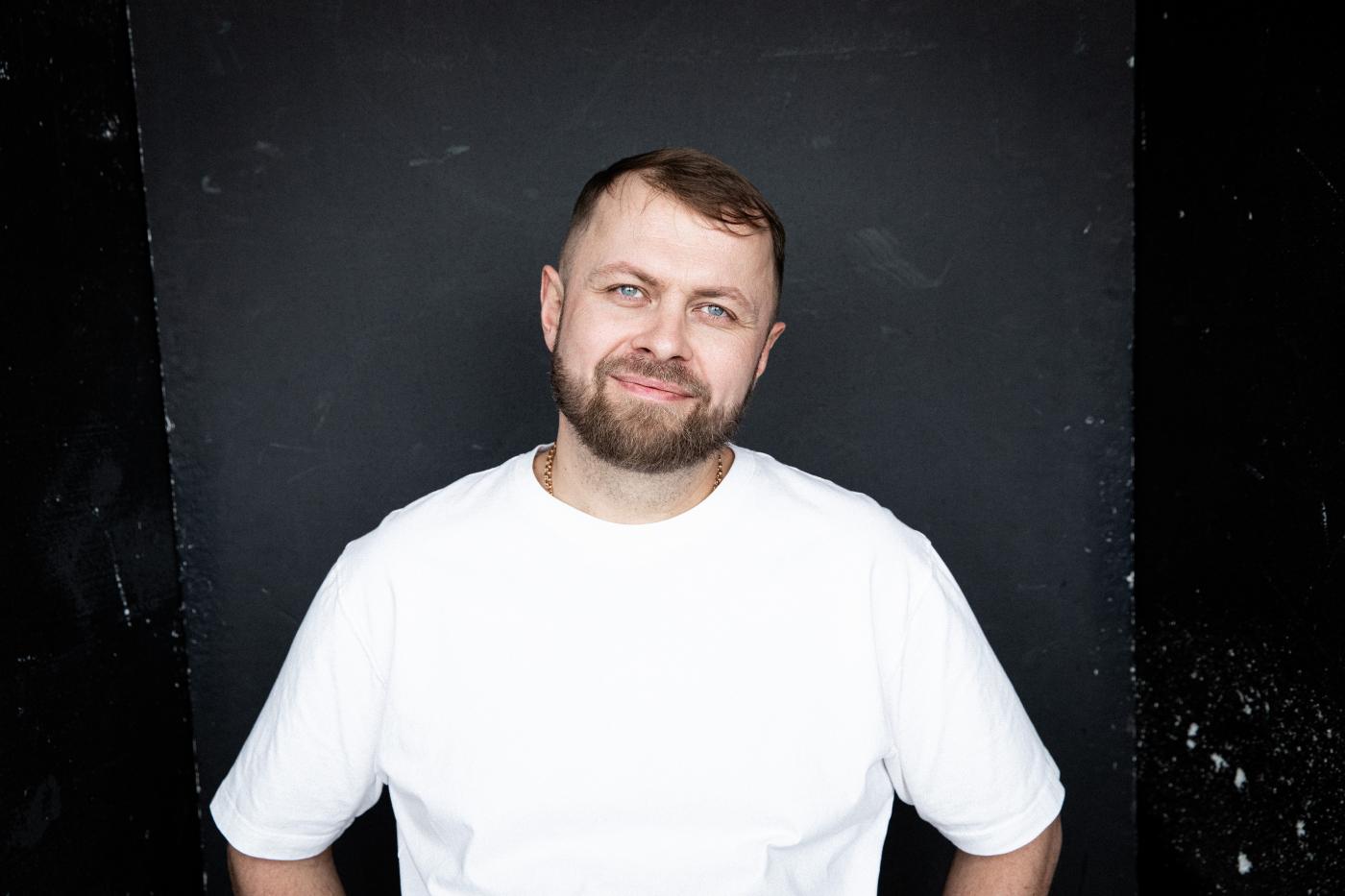 «Настоящий русский мат – это прекрасно». Интервью с комиком Антоном Остерниковым - Фото 1