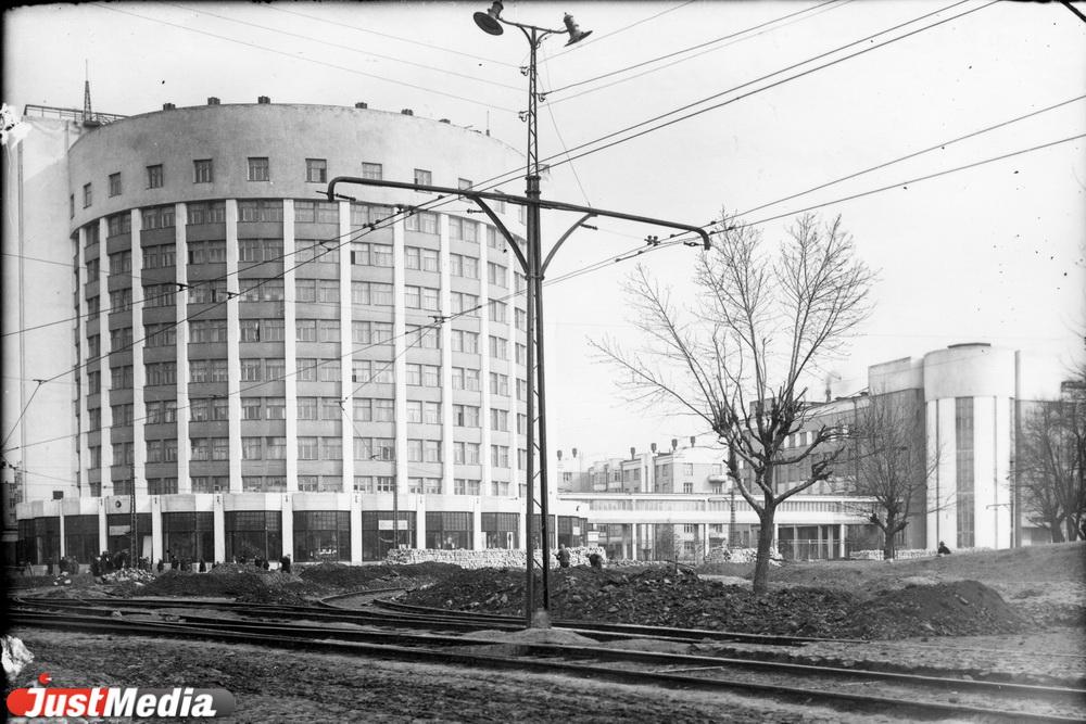 Ее хотели сделать центром города. Как формировалась площадь Парижской Коммуны в Екатеринбурге - Фото 1