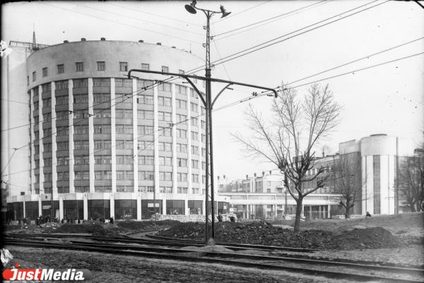Ее хотели сделать центром города. Как формировалась площадь Парижской Коммуны в Екатеринбурге