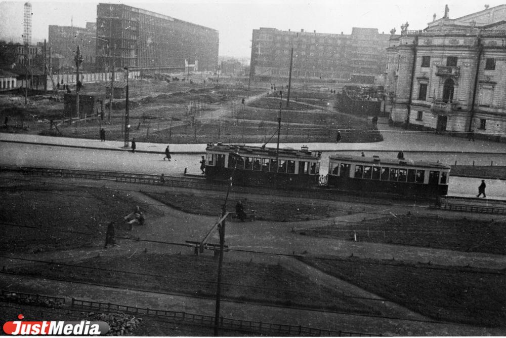 Центром площади Парижской Коммуны должна была стать 46-этажная высотка Дома промышленности - Фото 1