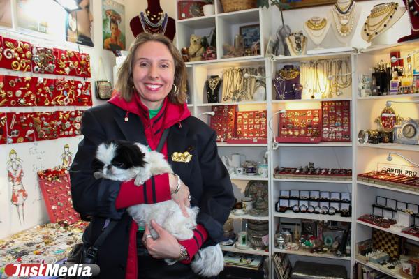 «Моя коллекция стоит дорого и не в рублях». Екатеринбурженка Анна Холод владеет винтажным бутиком и дрифтует на старых авто - Фото 1