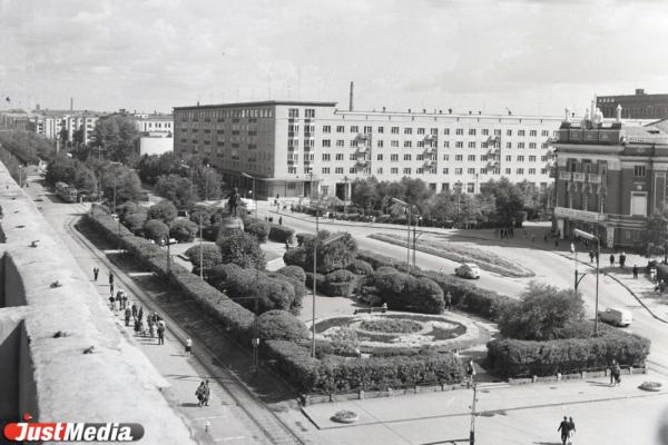 Здесь жил Ельцин, работали ЦГ и «Спорт». Последние дома на площади Парижской Коммуны построили в 60-е годы