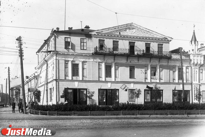 Здесь был первый ресторан Екатеринбурга. История дома Жирякова на площади 1905 года - Фото 1