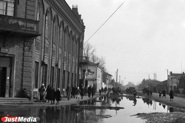 «По колено опускаешься в грязь». Где были весенние «моря» и «каша» под ногами в дореволюционном Екатеринбурге и Свердловске - Фото 1