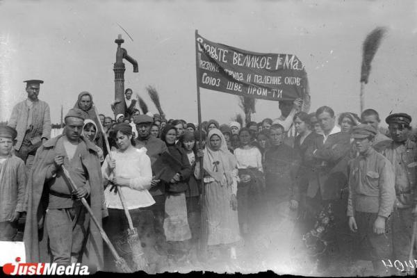 От броневиков через парады к «яблоневым веточкам». Как в разные годы отмечали 1 Мая в Екатеринбурге и Свердловске - Фото 1