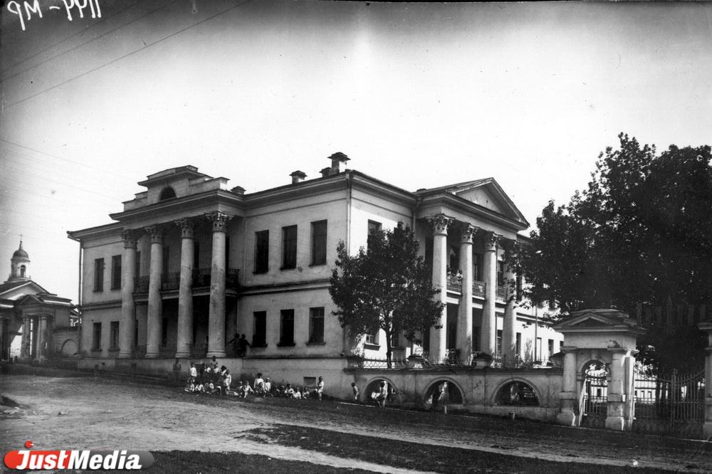 Оранжерея, свой пруд и два дома для дворни. Какой была усадьба Рязанова на Куйбышева, 40 в Екатеринбурге - Фото 1