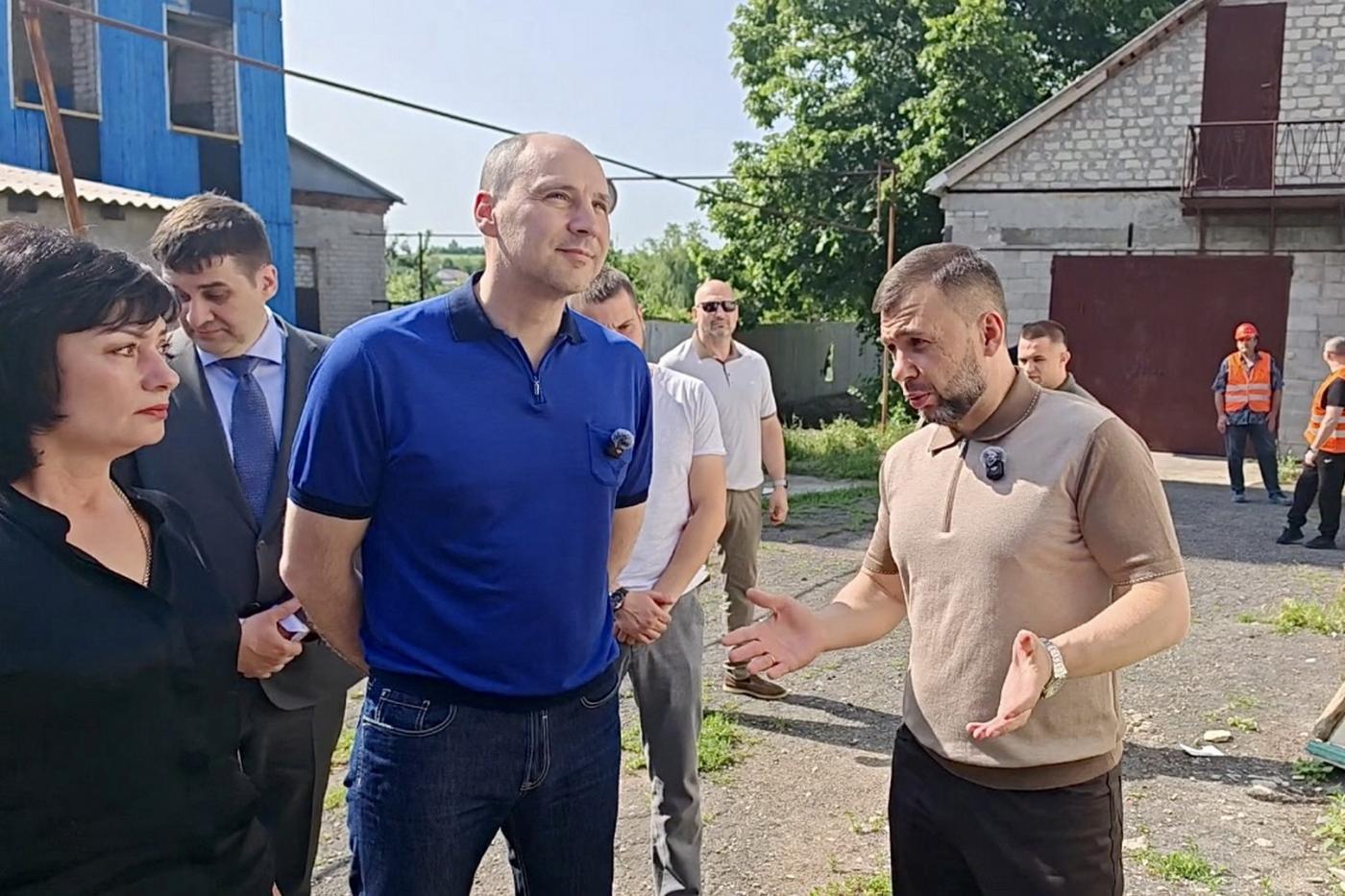 Денис Паслер осмотрел объекты, которые восстанавливает Свердловская область в донецком Тельманово - Фото 1