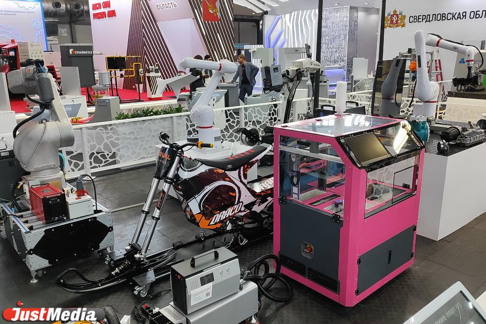 Футуристические трамваи, робоконсьерж и другие яркие стенды нулевого дня ИННОПРОМ-2025 - Фото 1