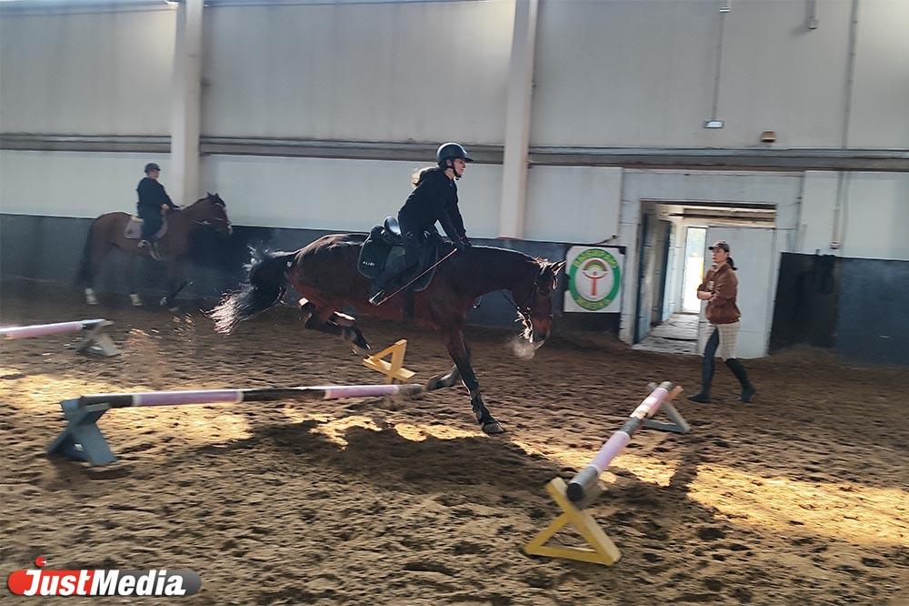 Хоккей на траве и прогулки на лошадях. Как дети из Екатеринбурга бесплатно занимаются экзотическими видами спорта - Фото 1