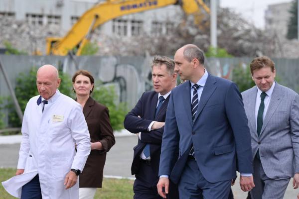 Денис Паслер показал Михаилу Мурашко ключевые медобъекты Екатеринбурга - Фото 1