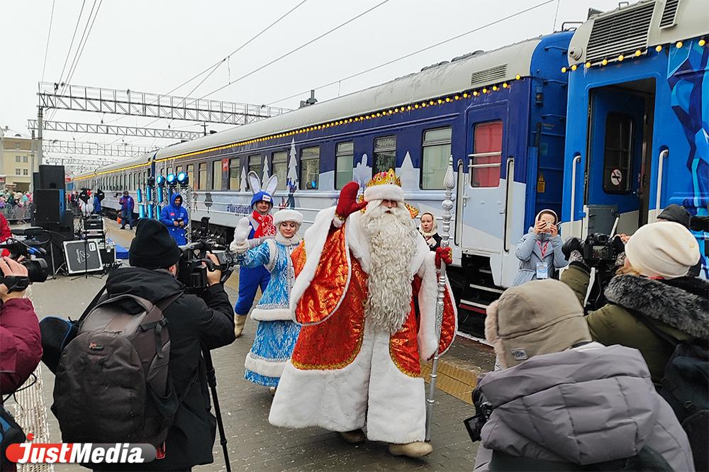 Дед Мороз, спускающийся с трапа, и VIP-вагон Снежной Королевы. Чем еще запомнится Поезд Деда Мороза в Екатеринбурге - Фото 1
