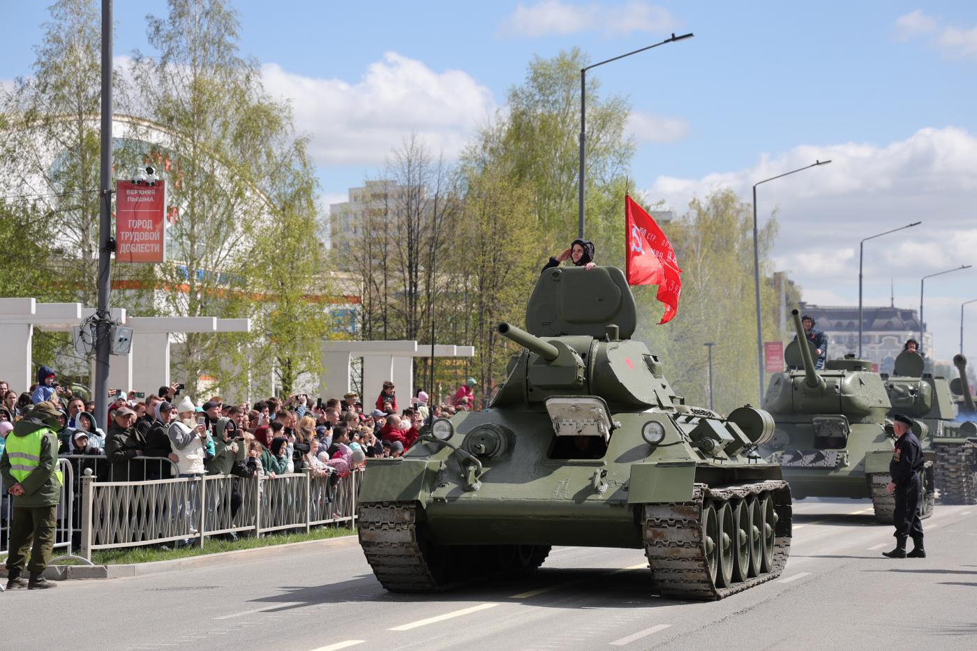 «Судьбы солдат», новый комплекс «Город трудовой доблести» и шествие военной техники – в Верхней Пышме встретили День Победы - Фото 1