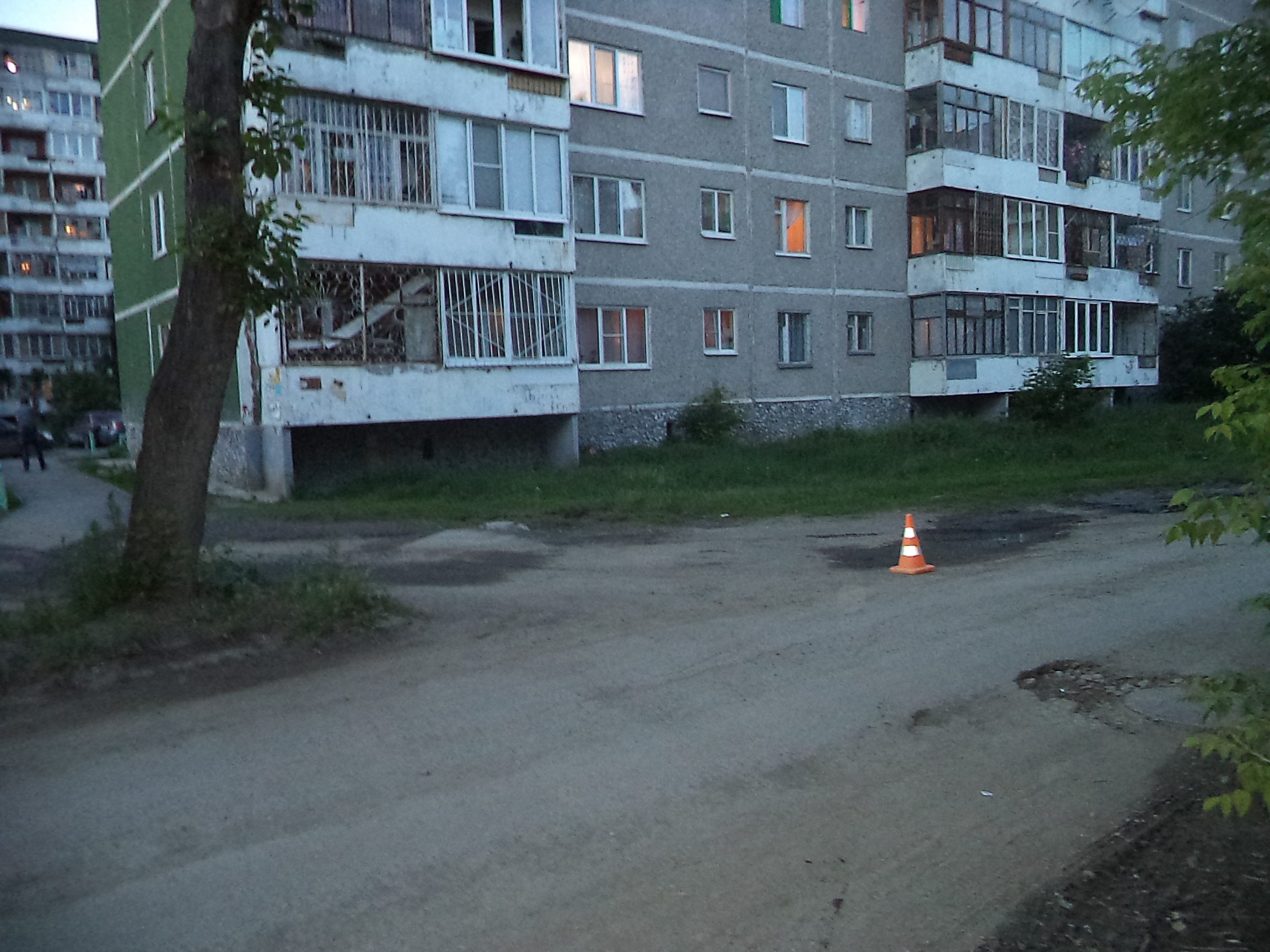 В Екатеринбурге разыскивают водителя темной иномарки, который сбил ребенка- велосипедиста - Фото 2