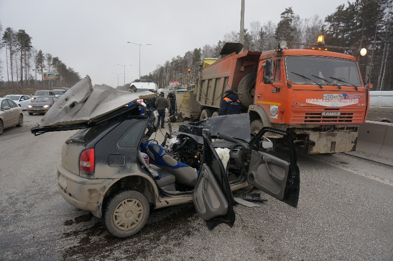 На Кольцовском тракте легковушка столкнулась с КАМАЗом-снегоуборщиком. Пострадал один человек - Фото 4