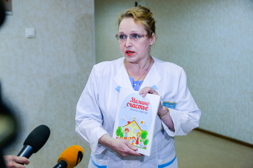 «Эта книга — не рекламный буклет, а подспорье для каждой матери». В Екатеринбурге молодые мамы получили первые экземпляры книги «Мамино счастье» - Фото 2