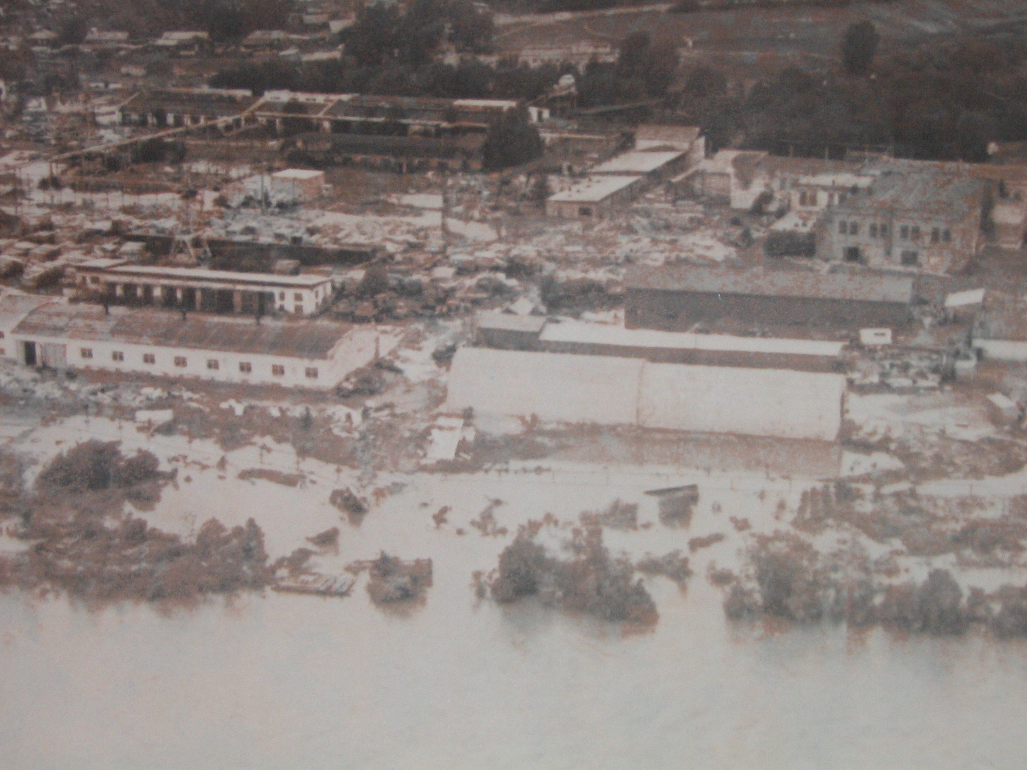 «Люди прыгали из окон: кто на провода попадал, кто куда. Средств эвакуации тогда не было». Вспоминаем истории крупных свердловских пожаров. СПЕЦПРОЕКТ  - Фото 5