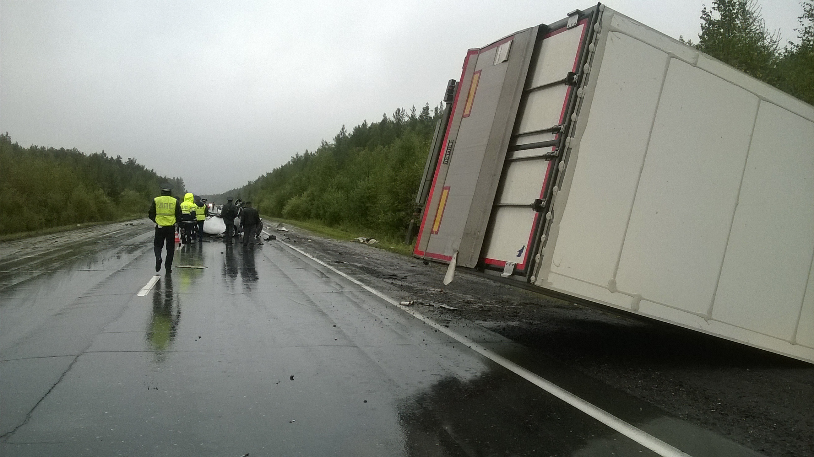 На Серовском тракте многотонная фура раздавила легковушку. Погибли два человека - Фото 4