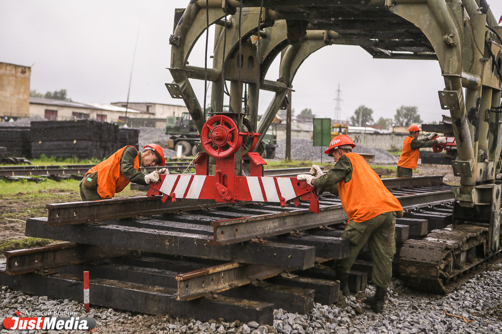 Огонь, вода и медные трубы! Российские солдаты приехали в Екатеринбург побороться за звание лучшего военного железнодорожника - Фото 6