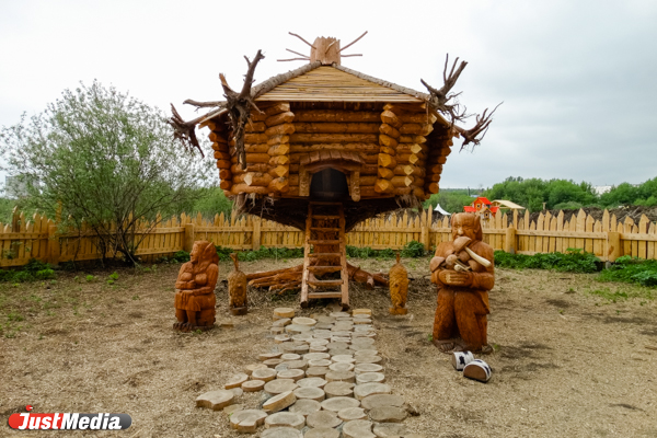 Избушка Бабы-Яги, дом крестьянина и старинная русская печь. На Урале продолжается строительство парка по сказам Бажова - Фото 15