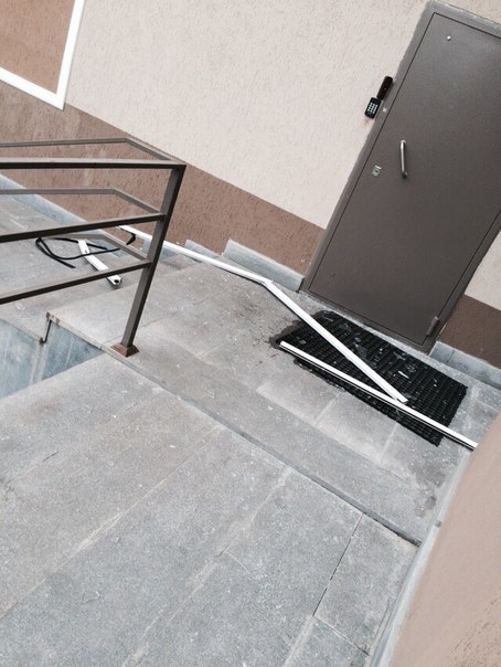 На Краснолесья в девятнадцатиэтажке ветром вырвало окно и перевернуло остановку - Фото 3